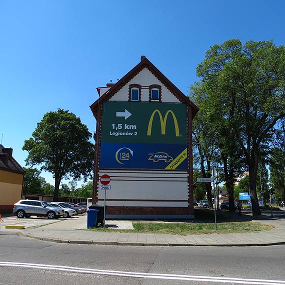 Czytelnik: Pikn, odnowion kamienic szpeci baner reklamowy!