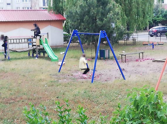 Plac zabaw zamiecony ozdobami choinkowymi