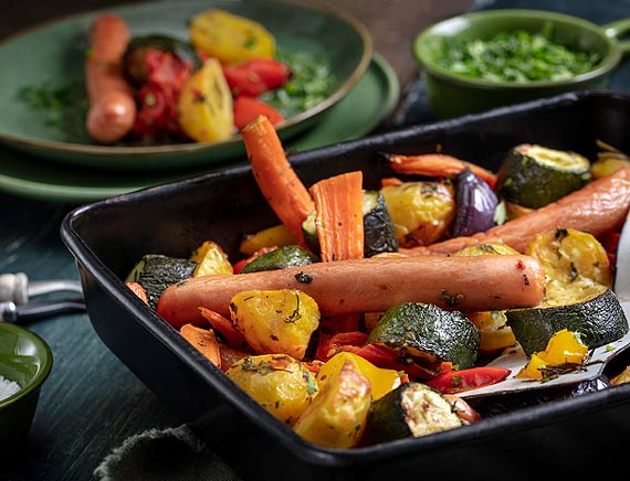 Syccy obiad: zapiekane parwki Paryanki z sezonowymi warzywami