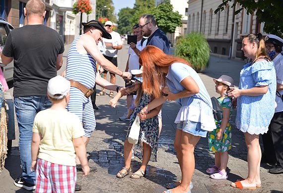Neptun ze świtą zaprosił na obchody Dnia Latarń Morskich w Świnoujściu