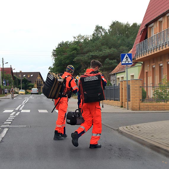 Straacy, ratownicy medyczni i helikopter LPR - na ratunek mczynie, ktry zasab