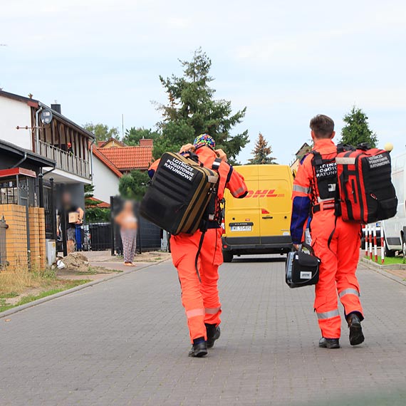 Straacy, ratownicy medyczni i helikopter LPR - na ratunek mczynie, ktry zasab