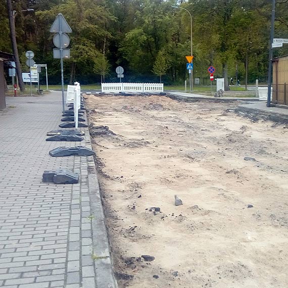 Niepełnosprawnych przeniesiecie na plecach. Nowe standardy remontów miejskich dróg?