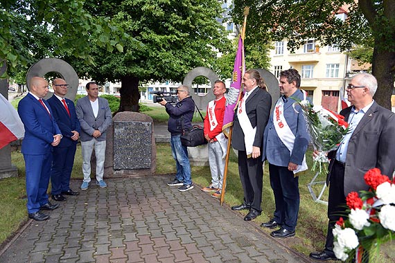 Pod pomnikiem Sierpnia 80 delegacje ze winoujcia i kraju zoyy wizanki w 40 rocznic porozumie z 1980 roku