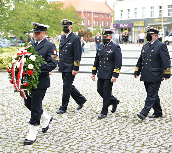 1 wrzenia winoujcianie zoyli kwiaty pod pomnikiem Bohaterom Walk o Niepodlego Rzeczpospolitej