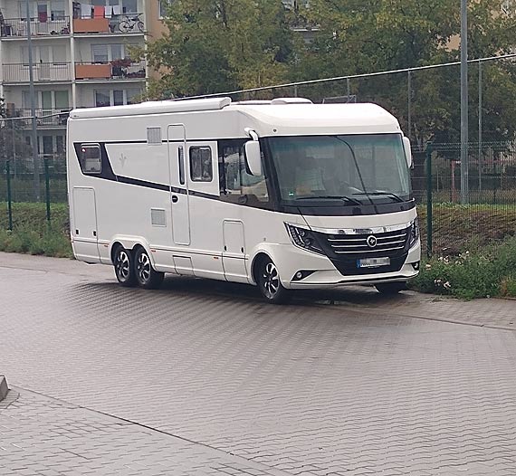 Czytelnik: Kierowca kampera dosownie przyklei si do potu szkolnego boiska!