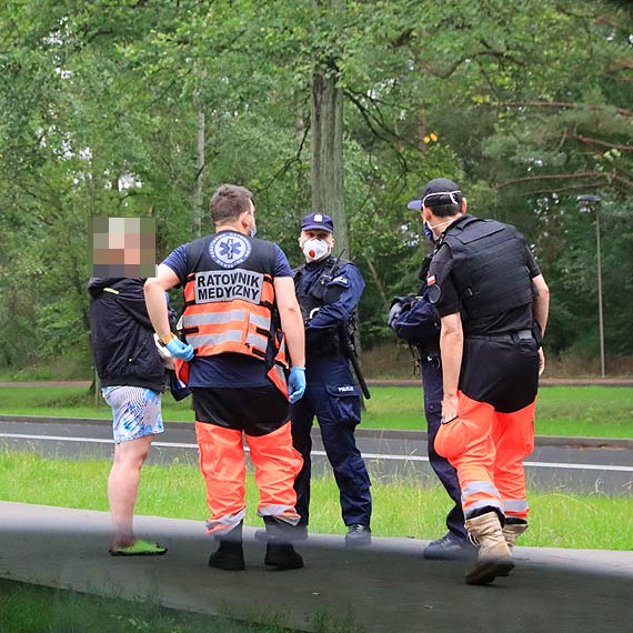 Na wp naga kobieta kierowaa ulicznym ruchem!
