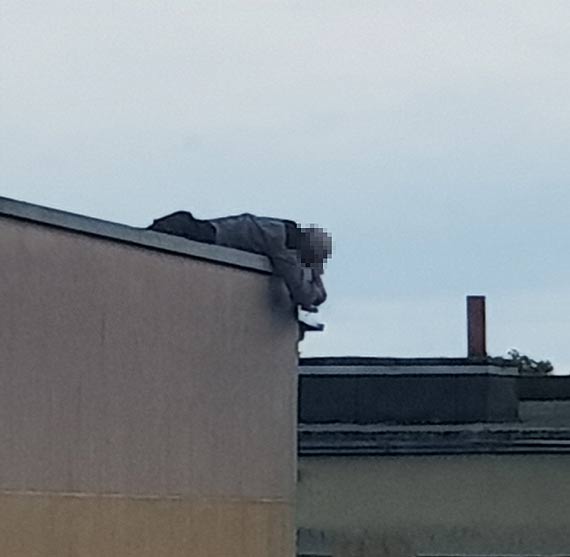 Mieszkaniec: Pracownicy remontuj dach wieowca nie majc adnych zabezpiecze!