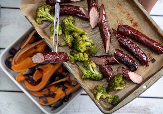 Przepis na rozgrzewajcy i syccy, jesienny obiad – pieczona kiebasa z dyni, brokuami, czosnkiem i czerwon cebul
