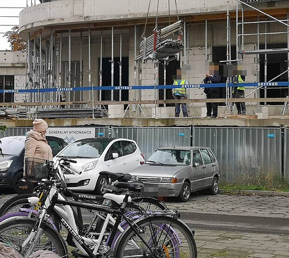 Mieszkaniec: adunek dwigu wyldowa na parkujcych samochodach