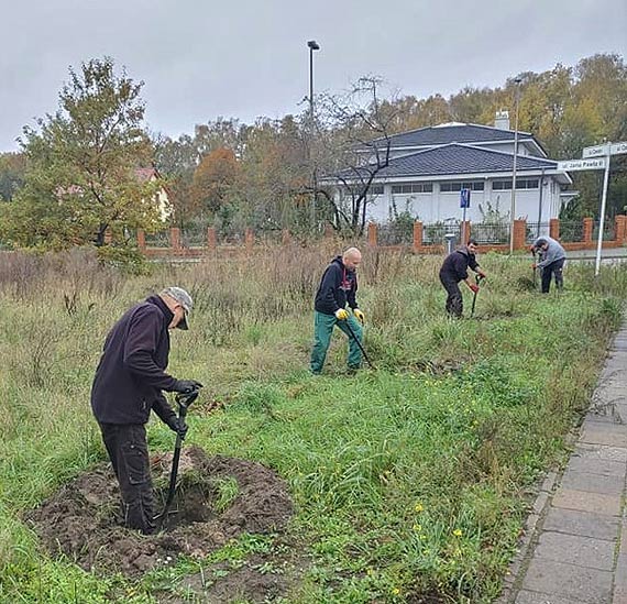 Warszw. Posadzili 40 nowych drzew