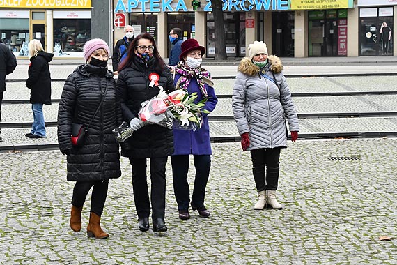 Niepodlego witujemy „kameralnie”. Take pod pomnikiem