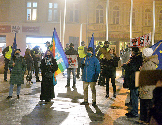 Kilkadziesit osb strajkowao w winoujciu: Przepraszamy za utrudnienia mamy rzd do obalenia. Policjanci spisywali uczestnikw. Zobacz film!