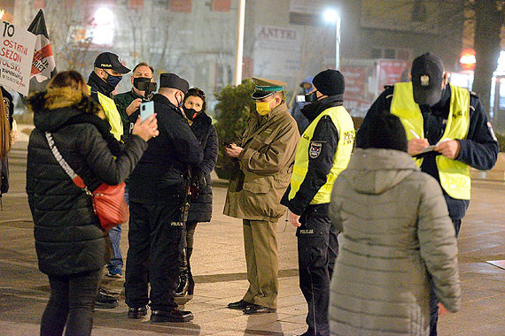 Kilkadziesit osb strajkowao w winoujciu: Przepraszamy za utrudnienia mamy rzd do obalenia. Policjanci spisywali uczestnikw. Zobacz film!