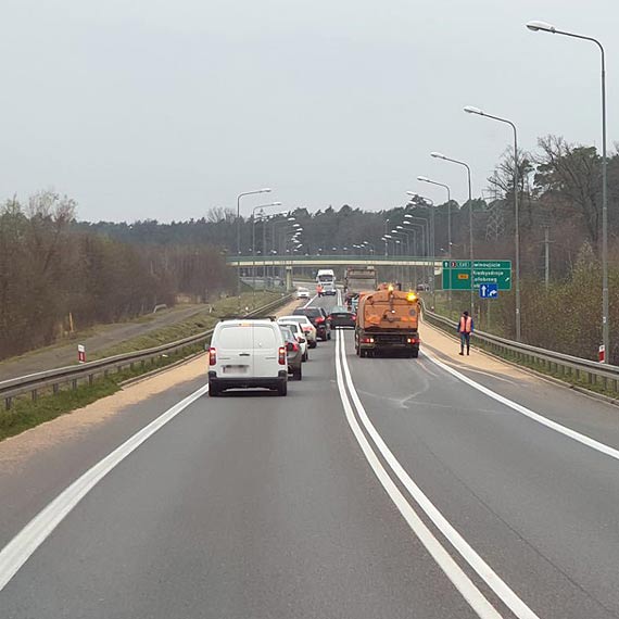 Rozsypane zboe sparaliowao ruch na DK3 przy wjedzie do Midzyzdrojw