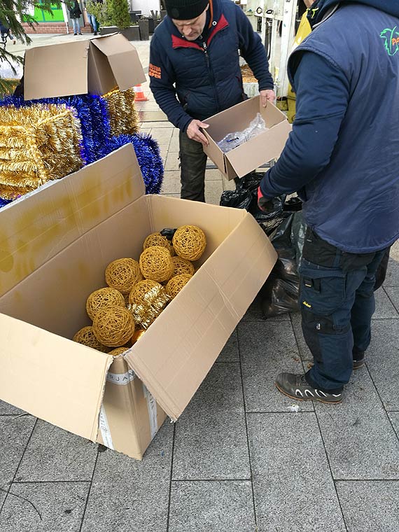  Ju nie tylko szyszki.Boonarodzeniowa choinka przybraa witeczn szat