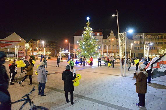 Pitkowy protest odby si pod nazw - Kaczy Pitek. Pady mocne sowa: znalaz si ku****el z kotem, ktry wku**** miliony kobiet 