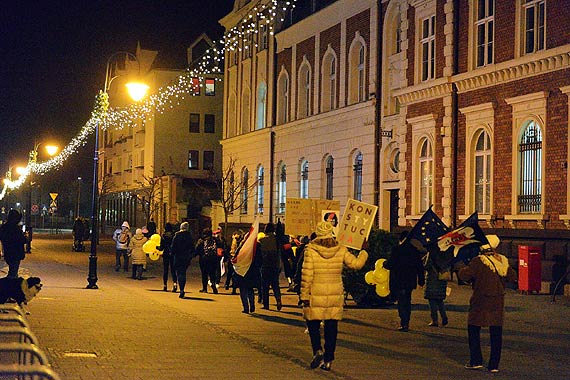 Pitkowy protest odby si pod nazw - Kaczy Pitek. Pady mocne sowa: znalaz si ku****el z kotem, ktry wku**** miliony kobiet 