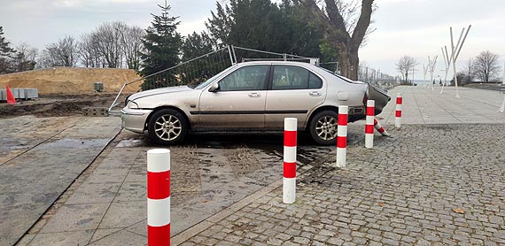 Kierowca auta na winoujskich blachach wjecha na deptak w Midzyzdrojach, uderzy w ogrodzenie i oddali si!