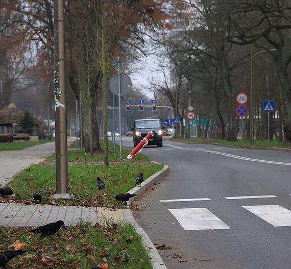 Element po supie uszkodzonej latarni wystaje na ulic