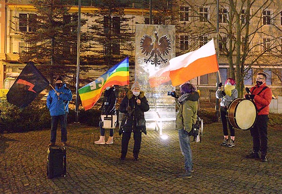 Protestujcy spotkali si pod pomnikiem na Placu Sowiaskim. Mieli ze sob transparent: Pastwo z kartonu obalimy kartonami 