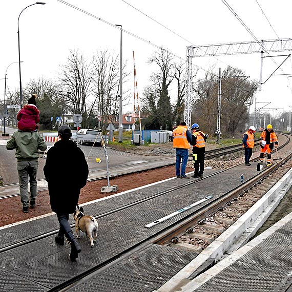 Do Warszowa, dzielnicy prawobrzenej winoujcia dojedziemy ju przez nowy przejazd kolejowy