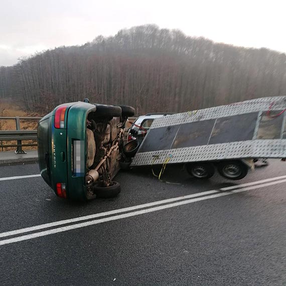 Kraksa na DK3 koo Midzyzdrojw. Kierowca toyoty cigncej lawet wpad w polizg i uderzy w bariery ochronne