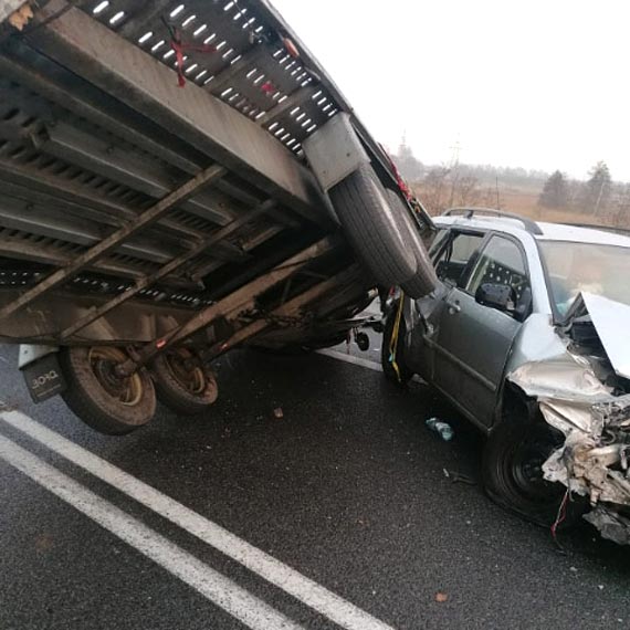 Kraksa na DK3 koo Midzyzdrojw. Kierowca toyoty cigncej lawet wpad w polizg i uderzy w bariery ochronne