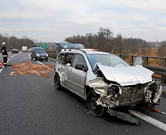 Kraksa na DK3 koo Midzyzdrojw. Kierowca toyoty cigncej lawet wpad w polizg i uderzy w bariery ochronne