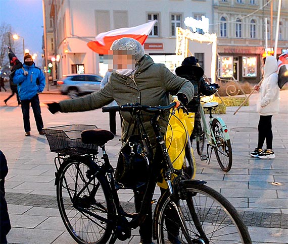 Awantura na sobotnim strajku! Pod adresem protestujcych pady mocne sowa: Zapiewajcie kold, a nie blunicie