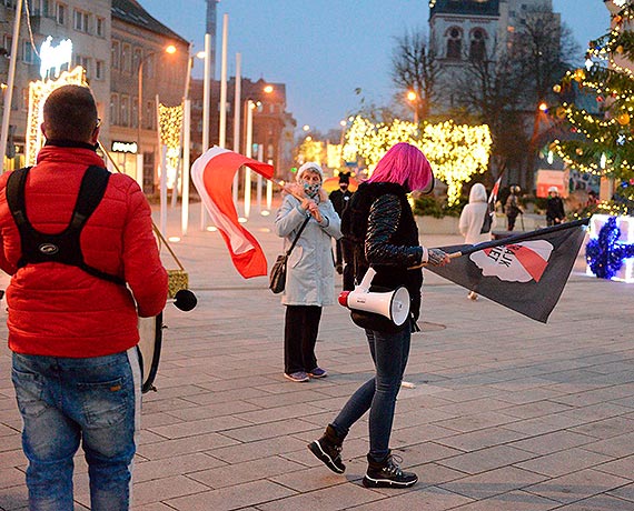 Tylko kilka osb przyszo strajkowa na Plac Wolnoci. Protest odby si pod hasem: Last Christmass PiS-u