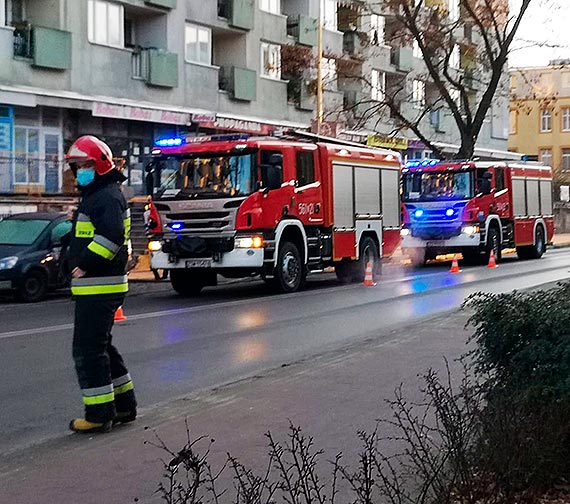 Mczyzna zasab i uderzy si w gow. Nie byo wolnej karetki wic pomogli straacy