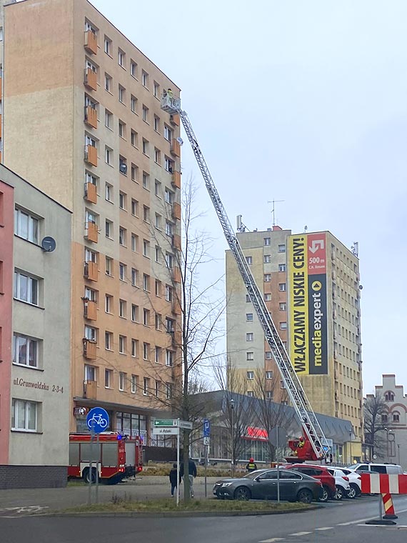 Starsza kobieta wezwaa pomoc bo zgubia klucze i nie moga wyj z mieszkania!