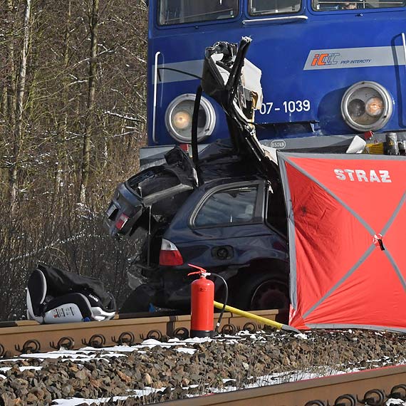 Tragiczny wypadek na przejedzie kolejowym. Samochd osobowy wjecha pod pocig Intercity! wiadkowie twierdz, e pcha go na torach przez okoo kilometr!