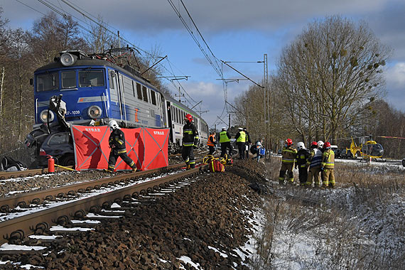 Tragiczny wypadek na przejedzie kolejowym. Samochd osobowy wjecha pod pocig Intercity! wiadkowie twierdz, e pcha go na torach przez okoo kilometr!