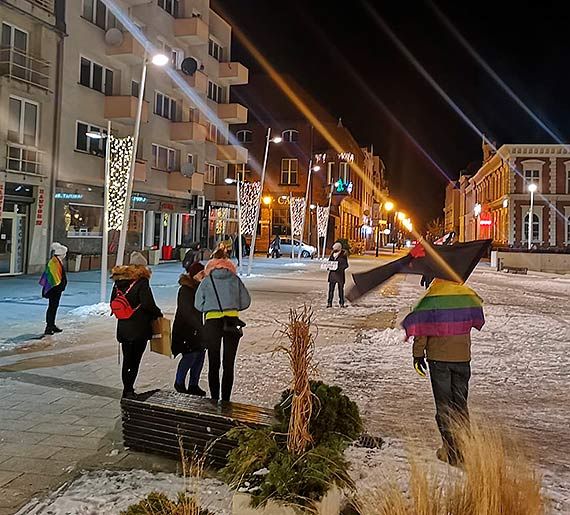 Kilka osb na winoujskim protecie. Strajkujcy gwizdali na rzdzcych. Policjanci znowu wystawiali mandaty