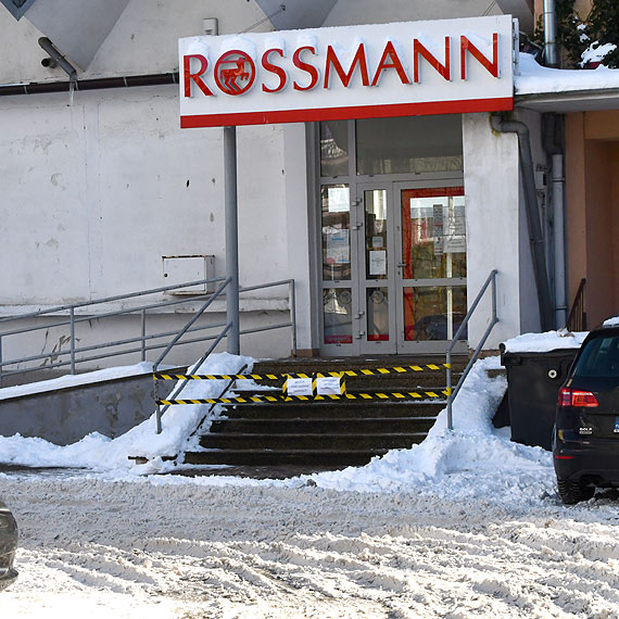 Czytelnik: Drogeria Rossmann robi zamach na swoich klientw. Schody s liskie i skute lodem