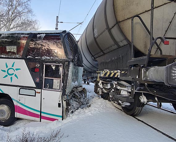 Wielka kraksa przy stacji kolejowej winoujcie – Przytr. Zderzenie autobusu, tira, osobwki i pocigu! 1 osoba w szpitalu. Zobacz film!