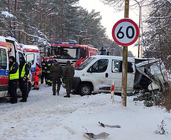 Wielka kraksa przy stacji kolejowej winoujcie – Przytr. Zderzenie autobusu, tira, osobwki i pocigu! 1 osoba w szpitalu. Zobacz film!