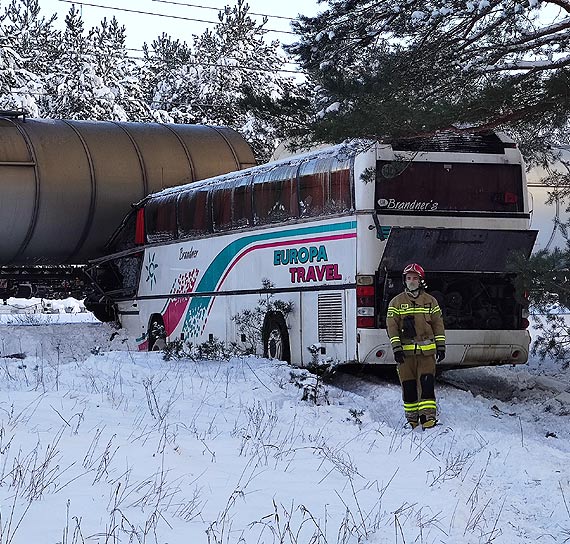 Wielka kraksa przy stacji kolejowej winoujcie – Przytr. Zderzenie autobusu, tira, osobwki i pocigu! 1 osoba w szpitalu. Zobacz film!