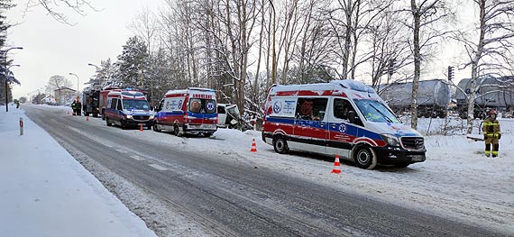 Wielka kraksa przy stacji kolejowej winoujcie – Przytr. Zderzenie autobusu, tira, osobwki i pocigu! 1 osoba w szpitalu. Zobacz film!