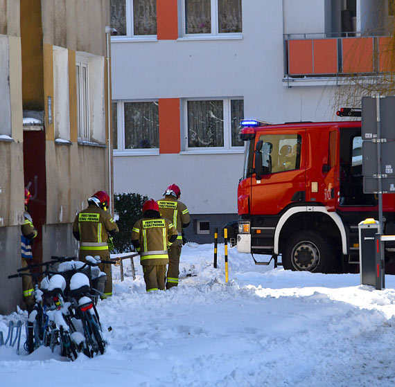 Pali po kryjomu papierosy w piwnicy. Postawi na nogi straakw i policj