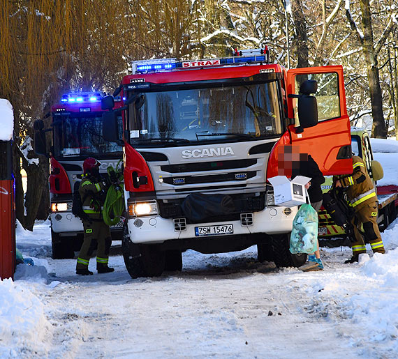 Pali po kryjomu papierosy w piwnicy. Postawi na nogi straakw i policj