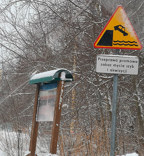 Mao kto pamita skd si wzi zakaz mycia szyb przy przeprawie „Centrum”. Wisi tam nadal, a kierowcy pukaj si w czoo