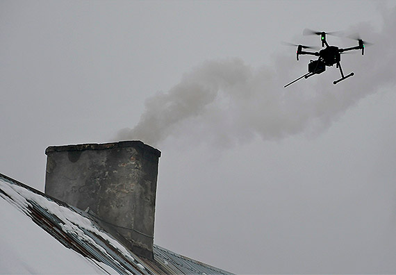 SOWA nad kominami. Antysmogowy dron kontroluje powietrze