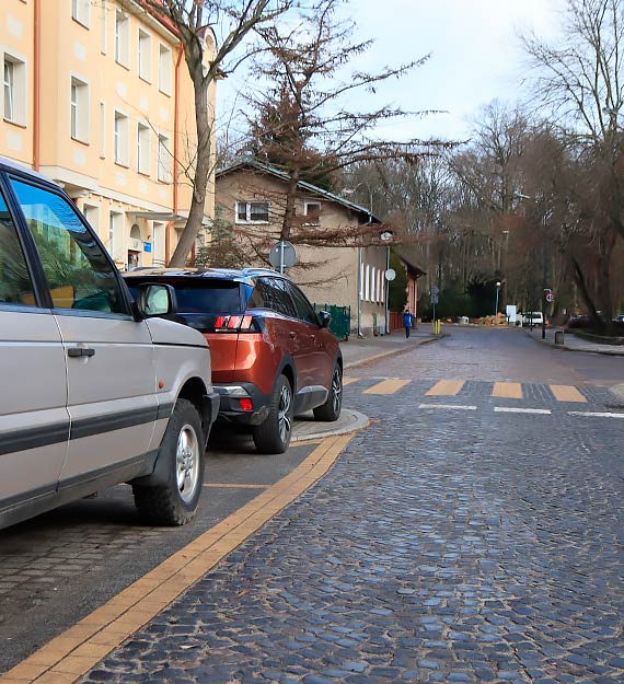 Mieszkaniec: Stoi na wysepce a nie w miejscu na parkowanie!