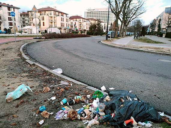 Internauta: Na promenadzie pustki i mieci!