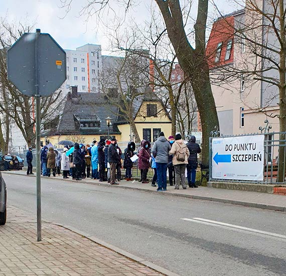 Mieszkaniec: Nie tylko Rusaka, zobaczcie co dzieje si przed szpitalem. Kolejka do szczepie jak za komuny