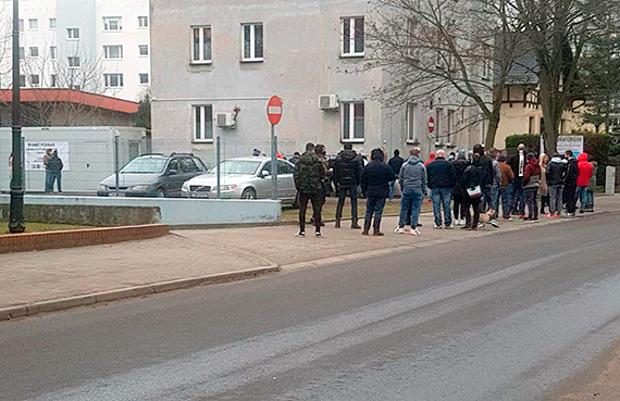 Mieszkaniec: Przed laboratorium na Mieszka I dzie wistaka. Prawie codziennie rano kolejka do testw na COVID - 19