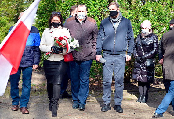 Oddali hod ofiarom zbrodni katyskiej i katastrofy smoleskiej